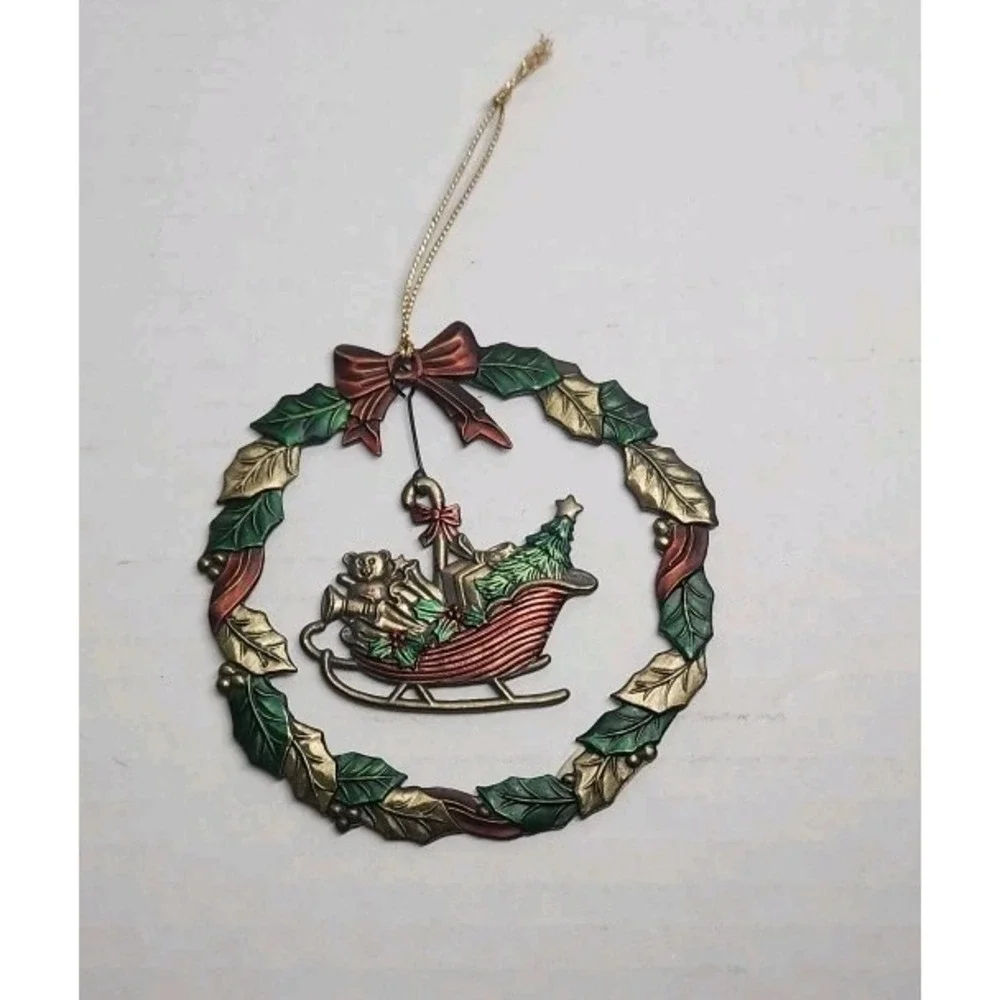 Vtg Russ Heirloom‎ Collection No. 5918 Wreath/Sleigh Metal Christmas Ornament